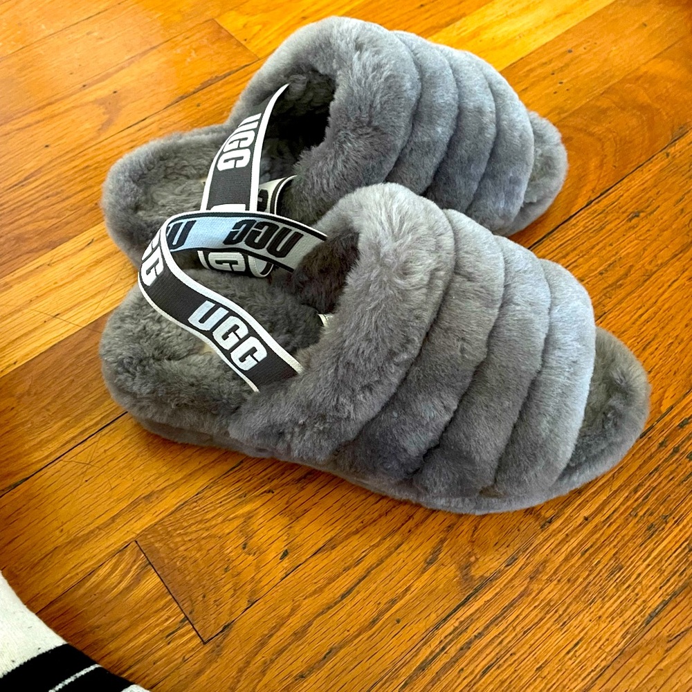Woman’s size 6 UGG fuzzy sandals